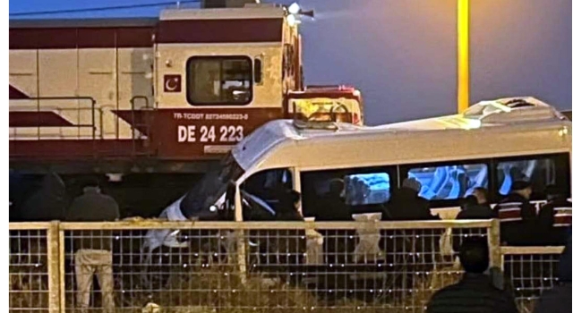 Kırklareli'de yük treni, işçi servis minibüsüne çarptı; 2 yaralı