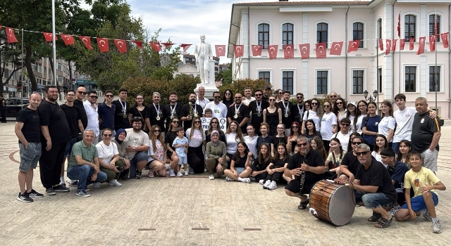 Türkiye Şampiyonu olan halk oyunları ekibi, Tekirdağ’da coşkuyla karşılandı