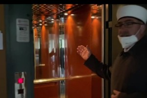 Yunanistan'da, Türk Müftü Mete'nin oturduğu apartmanın asansörüne 'En iyi Türk, ölü Türk' yazıldı