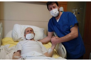 100 torunlu 103 yaşındaki Hacı Dede koronavirüsü yendi
