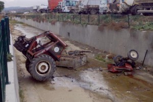 Şarköy’de dereye düşen traktör 3’e bölündü