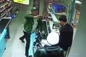 'Telefonum kayboldu' deyip, kasiyeri tokatladı; o anlar kamerada
