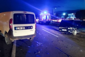 Hafif ticari araçla otomobil çarpıştı: 1 yaralı