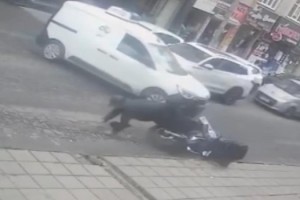 Hafif ticari araç ile motosikletin çarptığı kaza kamerada