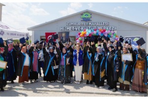 Okuma yazma öğrenen 24 kadın kep attı