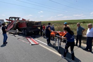 TIR, traktör çarpıştı; 2 yaralı