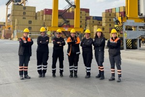 Limanın yükünü kadınlar çekiyor