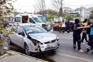 Otomobiller çarpıştı; 3 yaralı